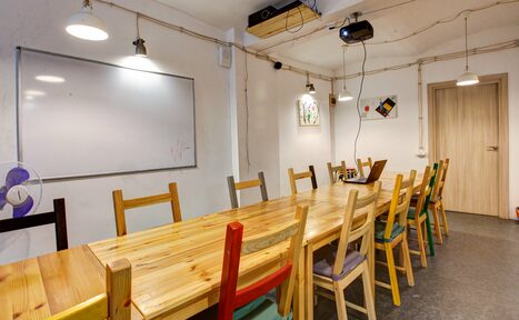 Арендовать CheckPoint Светлый зал в анти-кафе 