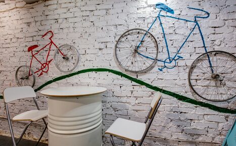 Арендовать CheckPoint. Зал антикафе в белом кирпиче 