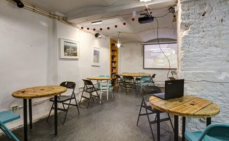 Арендовать CheckPoint. Зал антикафе в белом кирпиче 