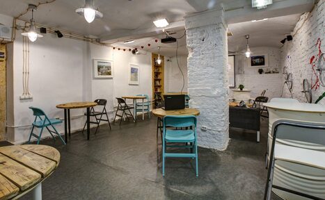 Арендовать CheckPoint. Зал антикафе в белом кирпиче 