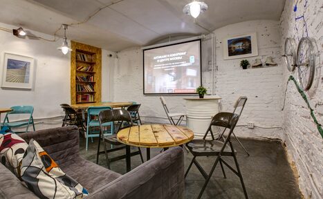 Арендовать CheckPoint. Зал антикафе в белом кирпиче 