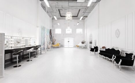 Арендовать Apriori Photo Белый лофт с роялем 