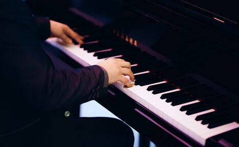 Арендовать Apriori Photo Белый лофт с роялем 