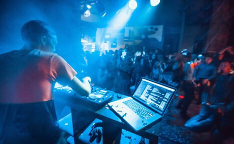 Арендовать Лофт-бар со сценой