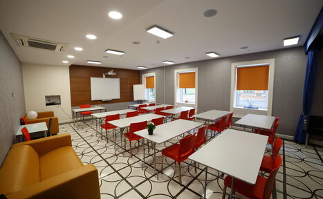 Арендовать Современный конференц-зал при отеле