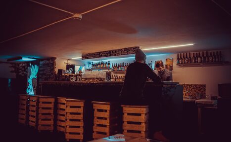 Арендовать Avrora Bar. Деревянный лофт