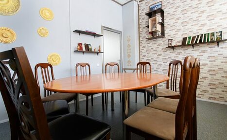 Арендовать Антикафе "Автограф" Комната с большим круглым столом