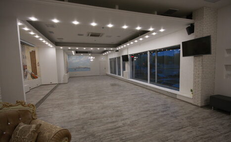 Арендовать Зал в светлом кирпиче 