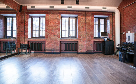 Арендовать EclecticLab Лофт из красного кирпича с зеркалом