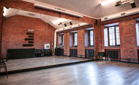 Арендовать EclecticLab Лофт из красного кирпича с зеркалом