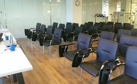 Арендовать Коворкинг ОАК Конференц-зал со стульями с пюпитрами