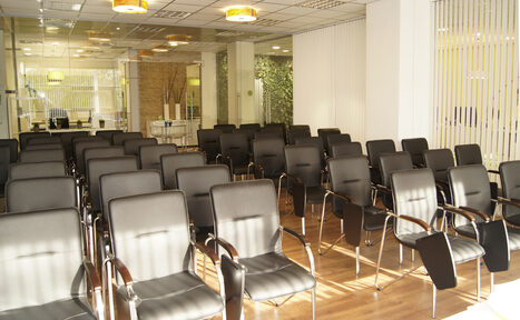 Арендовать Коворкинг ОАК Конференц-зал со стульями с пюпитрами