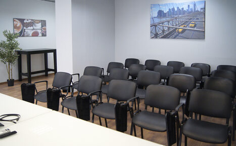 Арендовать Коворкинг ОАК Учебный класс со стульями с пюпитрами