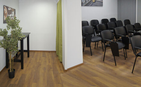 Арендовать Коворкинг ОАК Учебный класс со стульями с пюпитрами