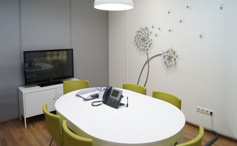 Арендовать Коворкинг ОАК Переговорная с белым столом