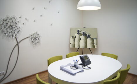 Арендовать Коворкинг ОАК Переговорная с белым столом