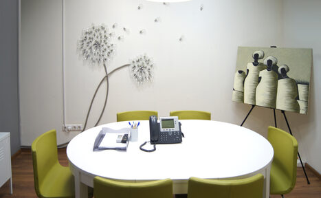 Арендовать Коворкинг ОАК Переговорная с белым столом