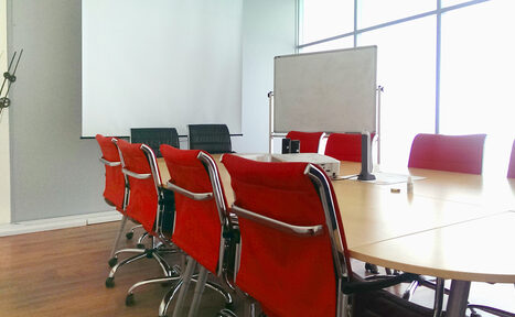 Арендовать Коворкинг ОАК Переговорная комната с проектором