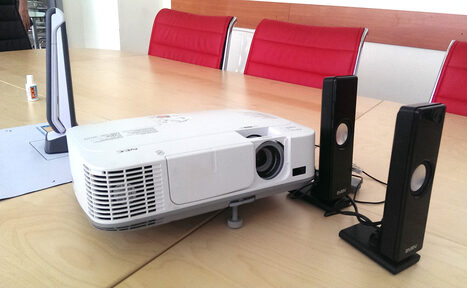 Арендовать Коворкинг ОАК Переговорная комната с проектором