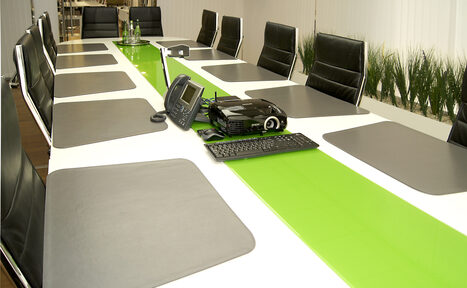 Арендовать Коворкинг ОАК Переговорная комната с большим столом