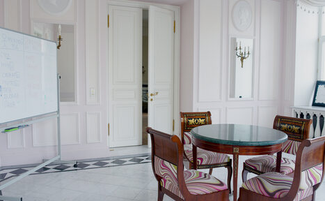 Арендовать My Language Space Розовая аудитория в историческом центре