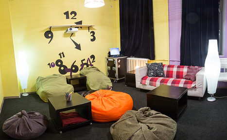 Арендовать Time Club. Лаундж лофт с пуфиками