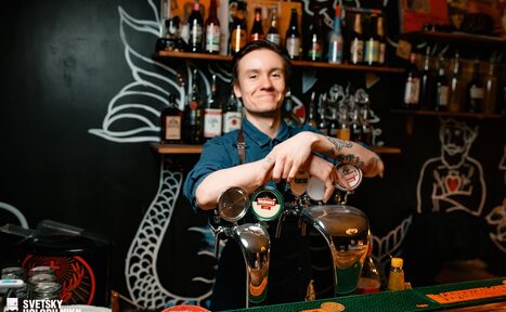 Арендовать Commode. Зал с высокими потолками в центре