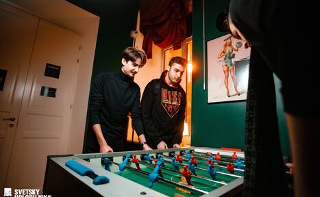 Арендовать Commode. Зал с высокими потолками в центре