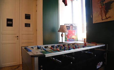 Арендовать Commode. Зал с высокими потолками в центре