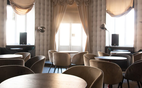 Арендовать Commode. Зал с балконом 