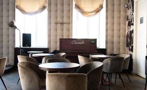 Арендовать Commode. Зал с балконом 