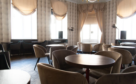 Арендовать Commode. Зал с балконом 