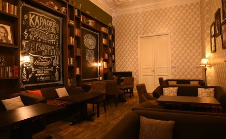 Арендовать Commode. Уютный зал с проектором