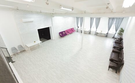 Арендовать Лофт Империя Лофт с барной стойкой и балконом