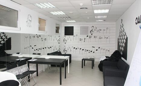 Арендовать StartON Черно-белая комната