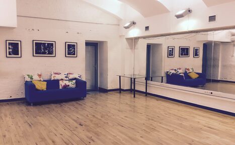 Арендовать Танцевальный зал с зеркалами в 100 кв.м.