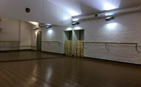 Арендовать Танцевальный зал со станком