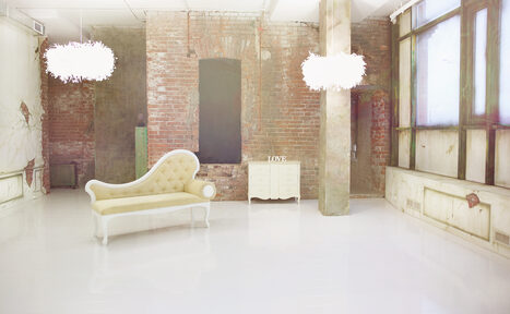 Арендовать Apriori Photo Нежный лофт с арочными окнами 