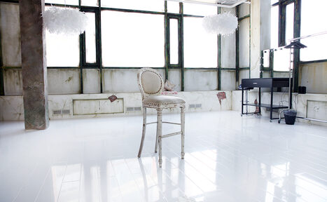 Арендовать Apriori Photo Нежный лофт с арочными окнами 