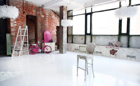 Арендовать Apriori Photo Нежный лофт с арочными окнами 