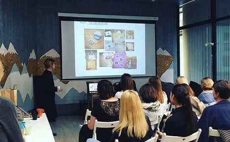 Арендовать Стильный лофт в скандинавском стиле. Вход с улицы. Люди на конференции смотрят на большой экран.