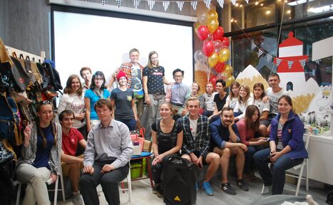 Арендовать Стильный лофт в скандинавском стиле. Вход с улицы. Общее фото гостей на память во время праздника в лофте, гости сидят и стоят.