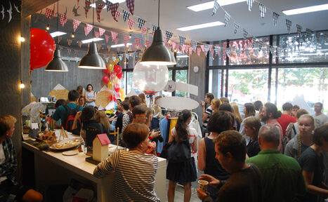 Арендовать Стильный лофт в скандинавском стиле. Вход с улицы. Толпа народу на вечеринке в лофте днем.