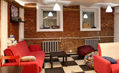 Арендовать Зал с кино и играми