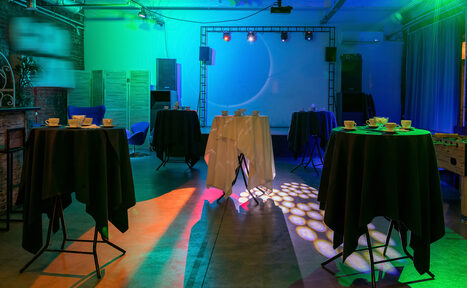 Арендовать  Loft Com.nata Просторный лофт с двориком 