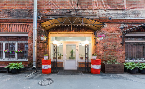 Арендовать  Loft Com.nata Просторный лофт с двориком 