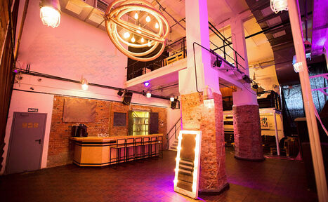 Арендовать Лофт Аил Трёхуровневый кирпичный лофт