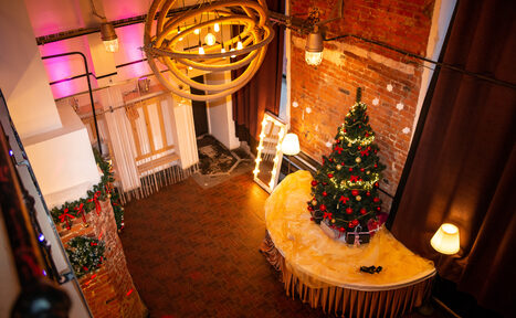 Арендовать Лофт Аил Трёхуровневый кирпичный лофт