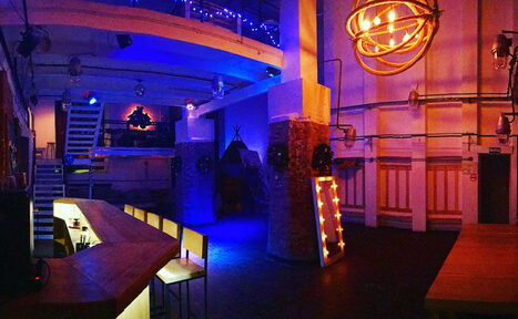 Арендовать Лофт Аил Трёхуровневый кирпичный лофт