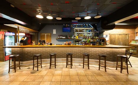 Арендовать Большой лофт с барными стойками